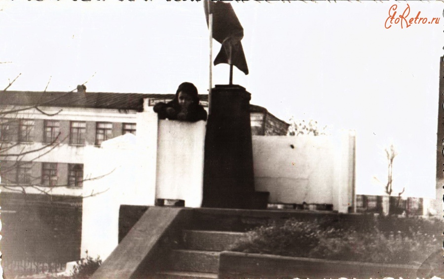 1956 г. Памятник героям Гражданской войны. На заднем плане дом офицеров.