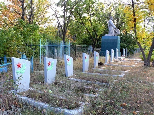 мемориал над братской могилой. старое кладбище