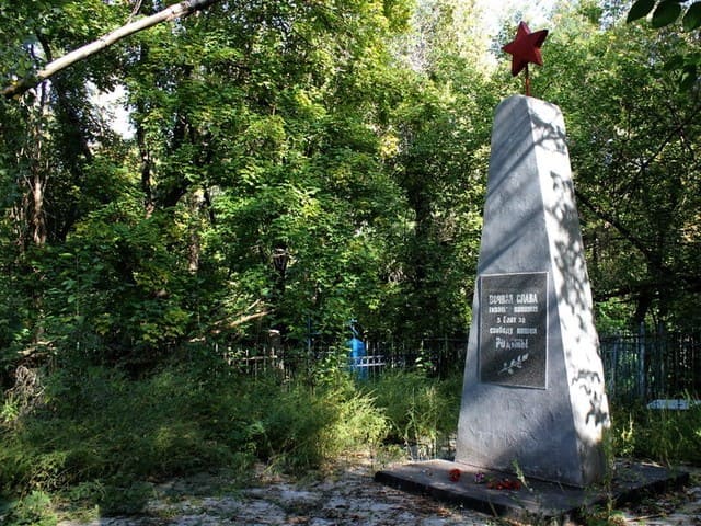 На Старом городском кладбище обустроен мемориал над братской могилой 45 солдат, погибших во время Великой Отечественной войны, имеются также индивидуальные воинские захоронения.