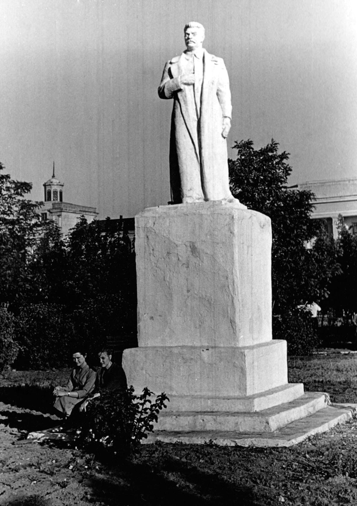 Лиховской. памятник Сталину , стоявший в парке железнодорожников: