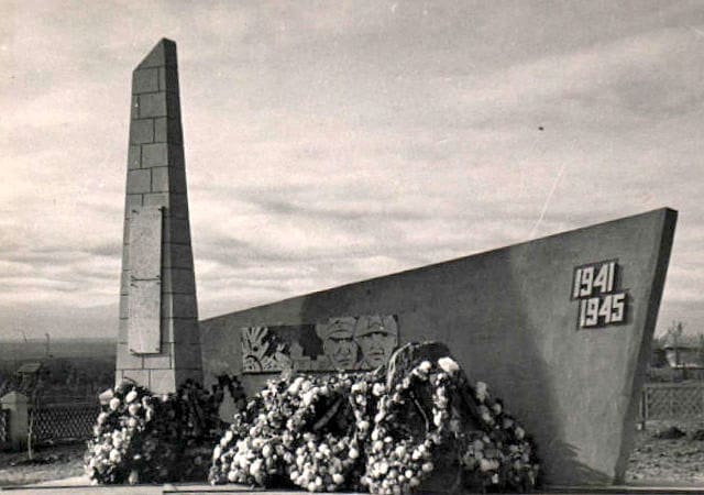 Лихая. Памятник погибшим железнодорожникам в парке Победы.