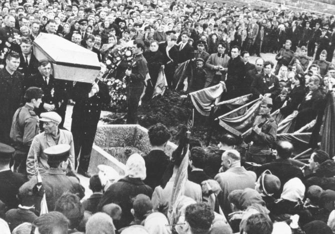 Лихая.1965г(?).  Перезахоронение  останков солдат в братскую могилу в парке Победы.