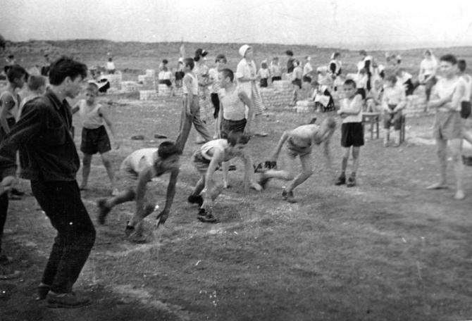 1964г. Ученики школы-интерната на стадионе "Локомотив".