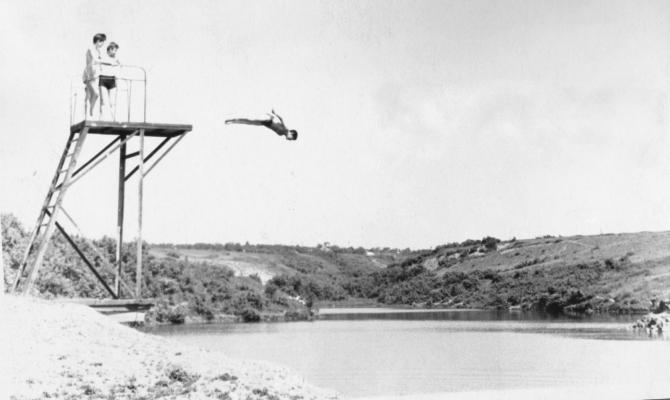 1964г. Став. Ученики школы-интерната прыгают в воду.