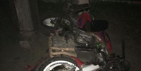 19 летний водитель мотоцикла Honda сбил женщину и врезался в машину.  49-летнюю женщину. В результате ДТП женщина и мотоциклист погибли на месте.