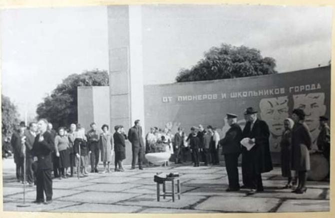 2 ноября 1967 года. На открытии памятника выступает отец Гены Блинова