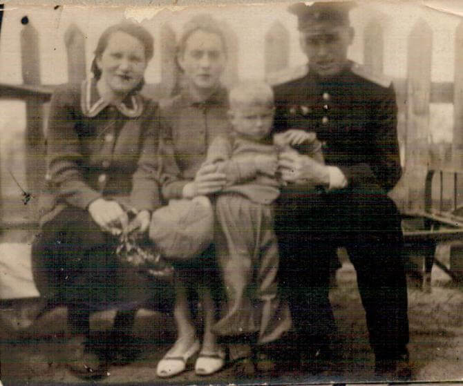 1952 год. С сыном Николаем.